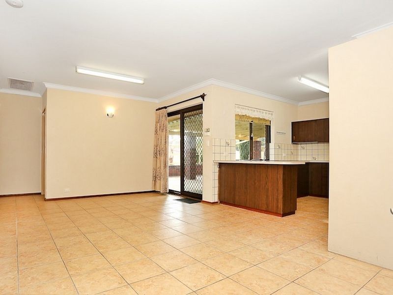 11 Columbia Close, Halls Head WA 6210