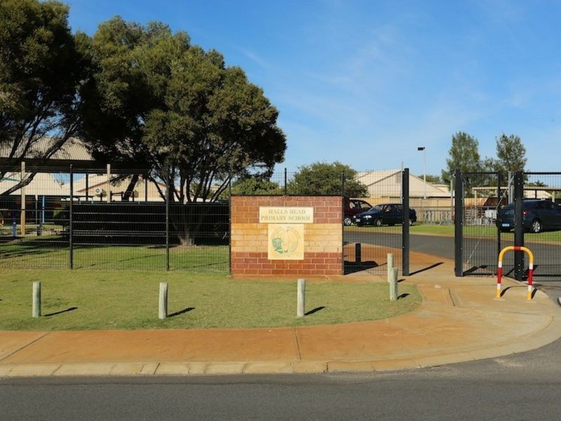 11 Columbia Close, Halls Head WA 6210