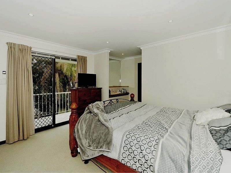 18 Armstrong Street, Halls Head WA 6210