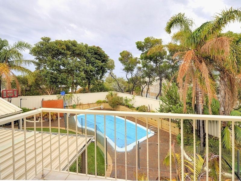 18 Armstrong Street, Halls Head WA 6210