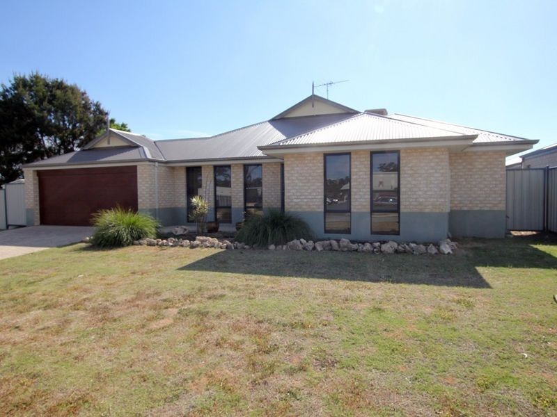 299 Oakmont Avenue, Meadow Springs WA 6210