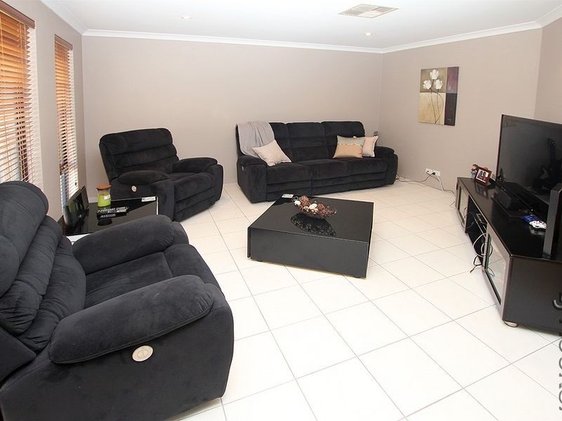 299 Oakmont Avenue, Meadow Springs WA 6210