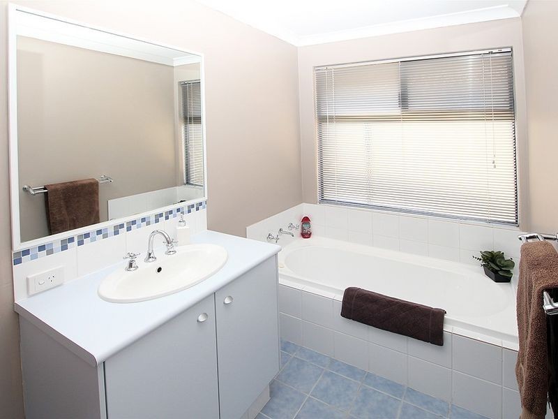 299 Oakmont Avenue, Meadow Springs WA 6210