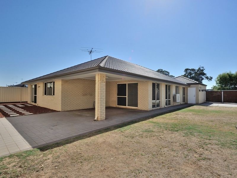 81 Warburton Trail, Lakelands WA 6180