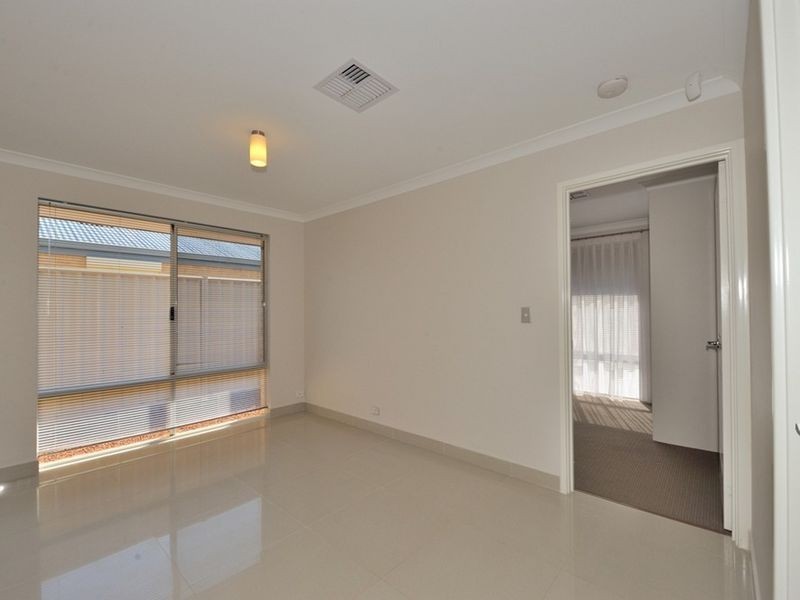 81 Warburton Trail, Lakelands WA 6180