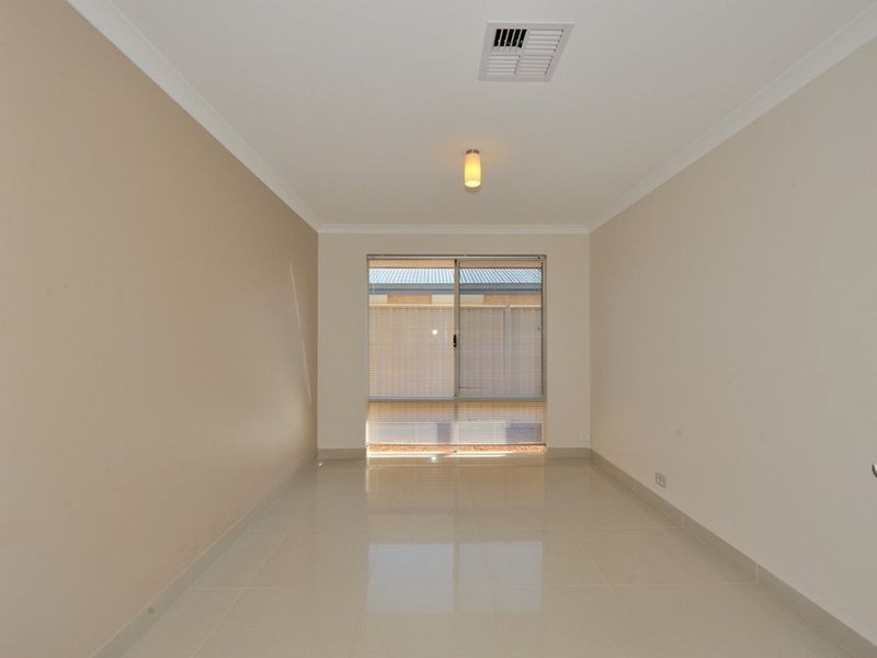 81 Warburton Trail, Lakelands WA 6180