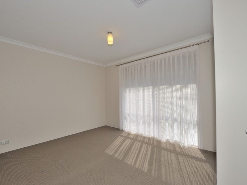 81 Warburton Trail, Lakelands WA 6180