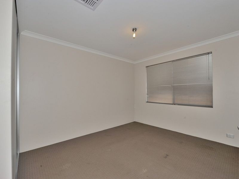 81 Warburton Trail, Lakelands WA 6180