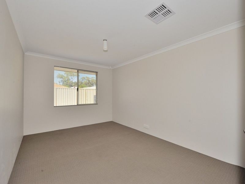 81 Warburton Trail, Lakelands WA 6180