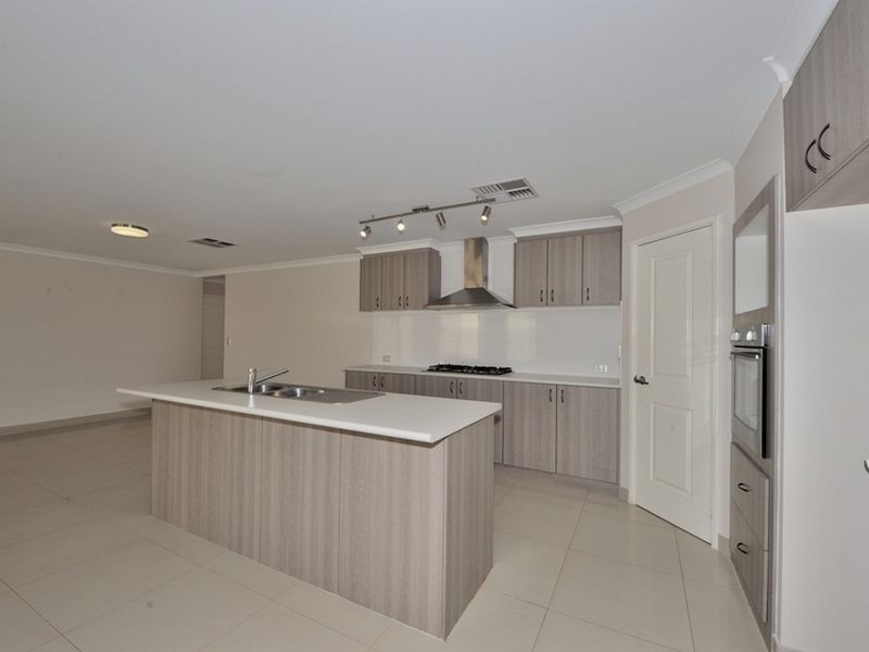 81 Warburton Trail, Lakelands WA 6180