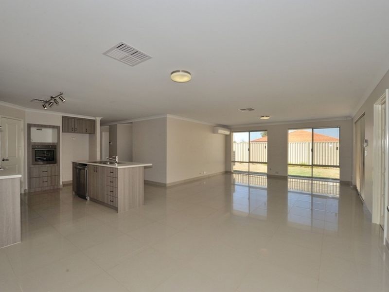 81 Warburton Trail, Lakelands WA 6180