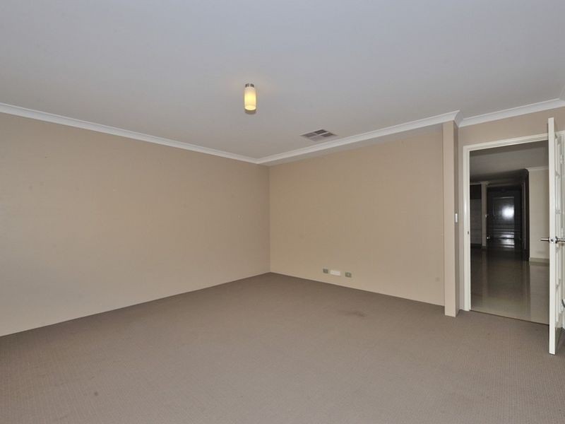 81 Warburton Trail, Lakelands WA 6180