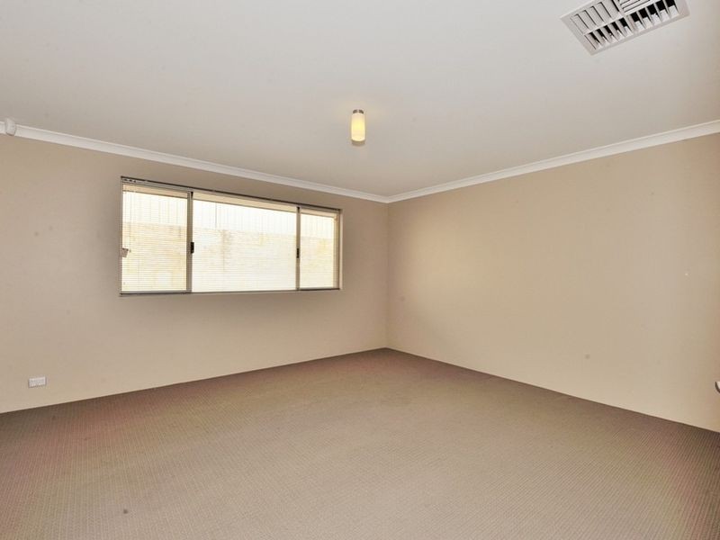 81 Warburton Trail, Lakelands WA 6180