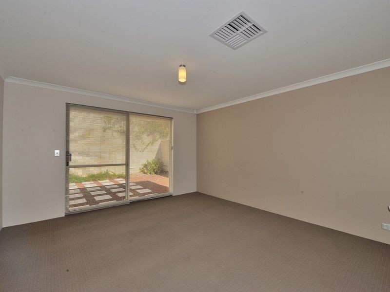 81 Warburton Trail, Lakelands WA 6180