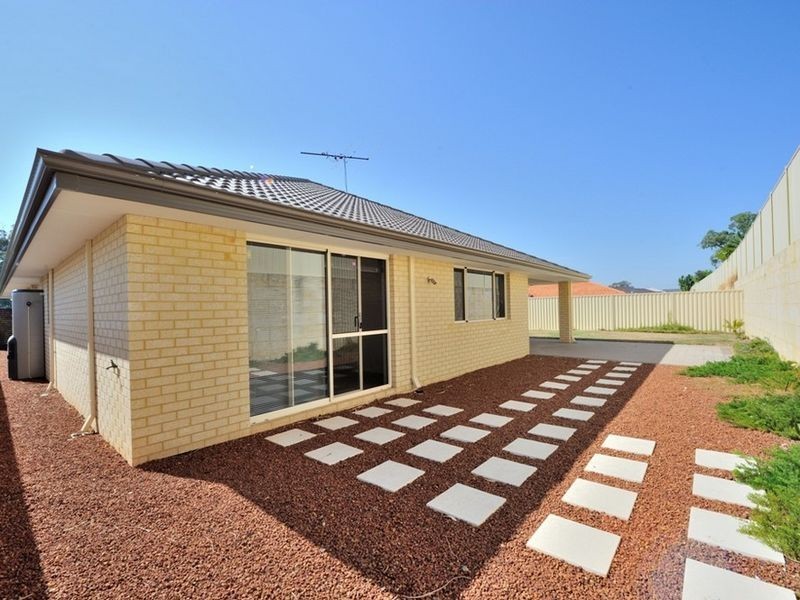 81 Warburton Trail, Lakelands WA 6180