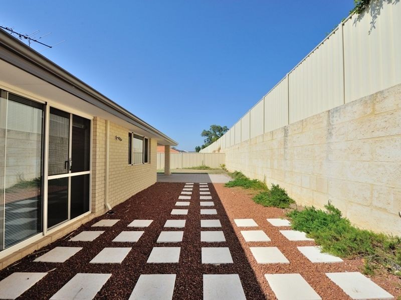 81 Warburton Trail, Lakelands WA 6180