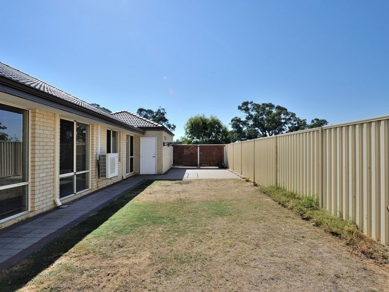 81 Warburton Trail, Lakelands WA 6180