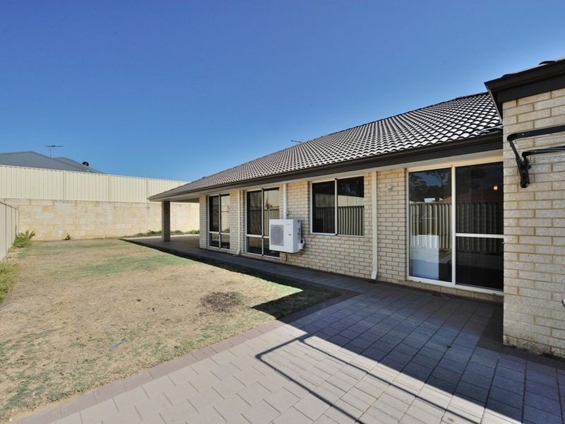 81 Warburton Trail, Lakelands WA 6180