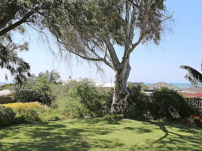 24 Peter Street, Halls Head WA 6210