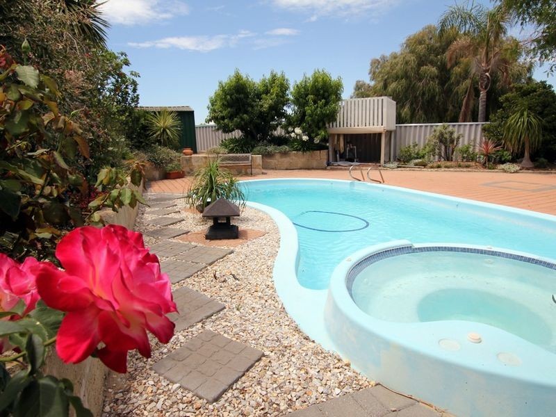 9 Wintersweet Place, Halls Head WA 6210