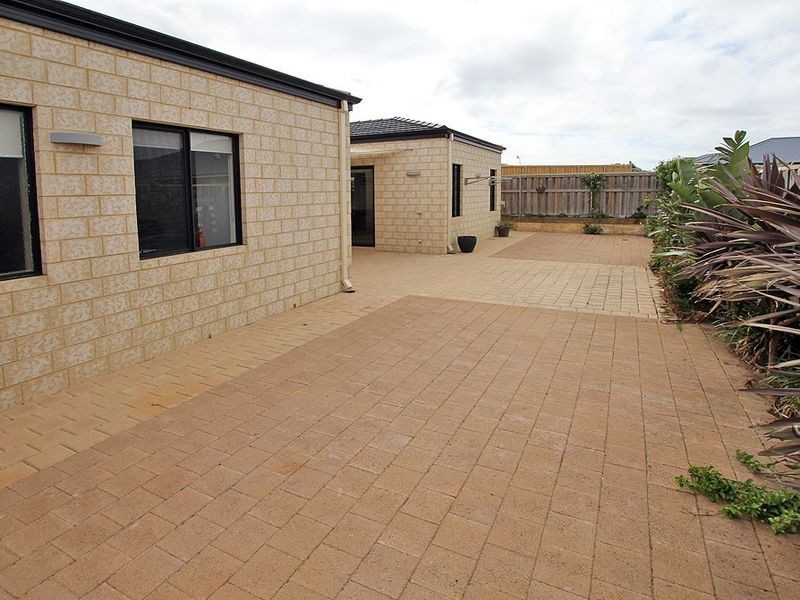 5 Buttercup Parkway, Halls Head WA 6210