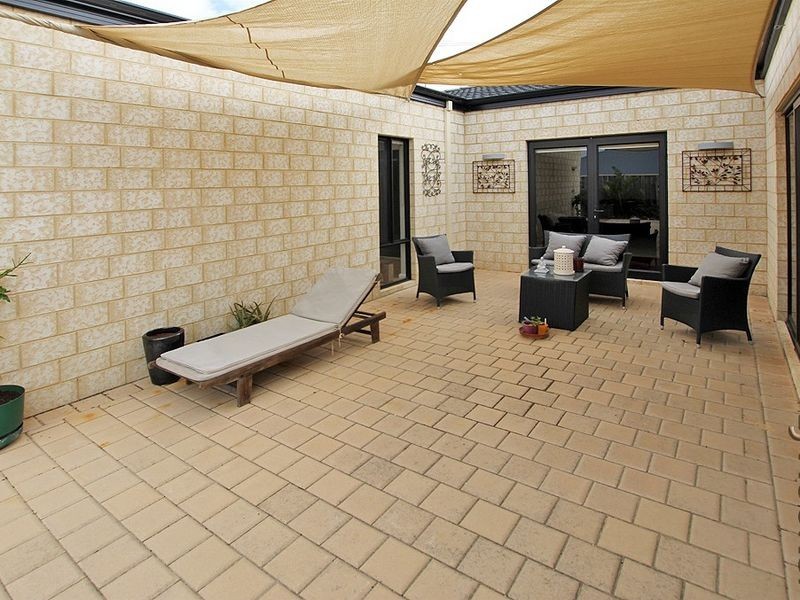 5 Buttercup Parkway, Halls Head WA 6210