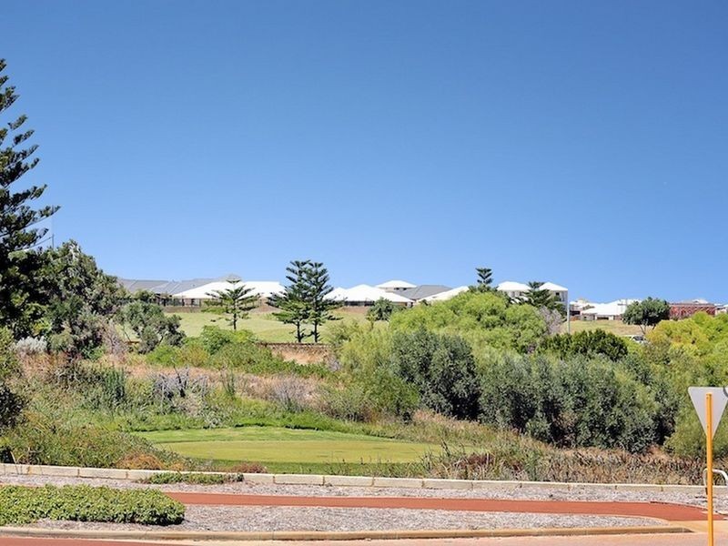 10 Santa Cruz Parkway, Secret Harbour WA 6173