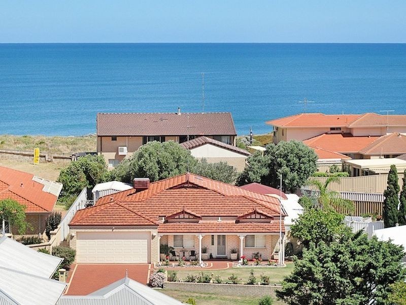 2 Neptune Place, Halls Head WA 6210