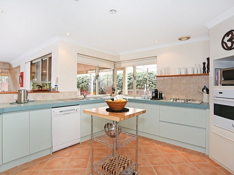 2 Neptune Place, Halls Head WA 6210