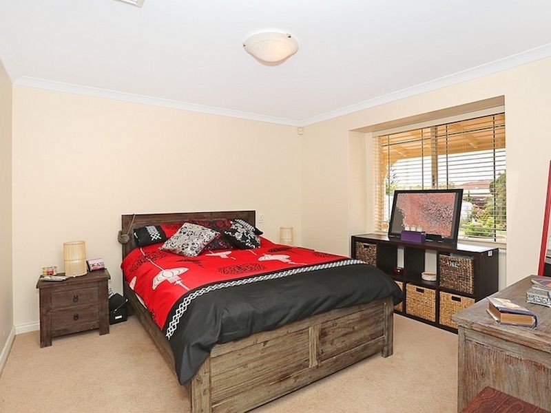 2 Neptune Place, Halls Head WA 6210