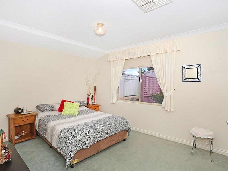 2 Neptune Place, Halls Head WA 6210