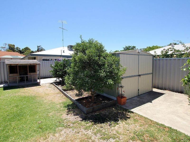 2 Qualup Court, Halls Head WA 6210