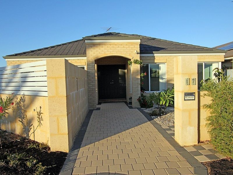 17 Buttercup Parkway, Halls Head WA 6210