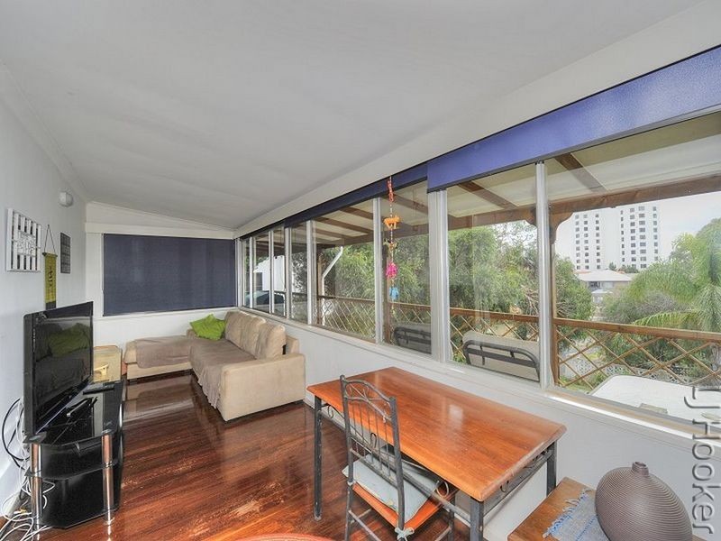 9 Valley Road, Halls Head WA 6210