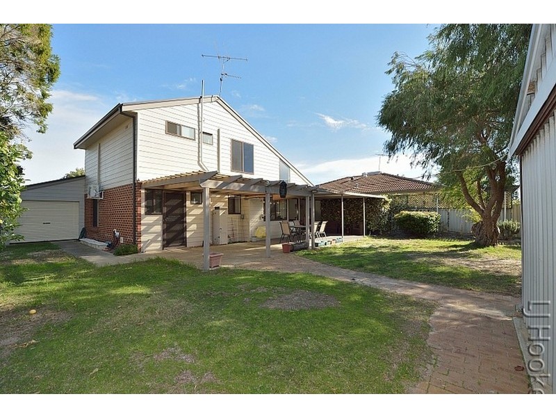 18 Mahogany Drive, Halls Head WA 6210