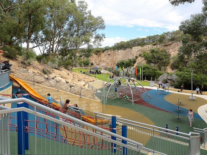 22 Scottsdale Turn, Meadow Springs WA 6210