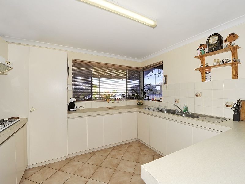 24 Lindley Road, Halls Head WA 6210