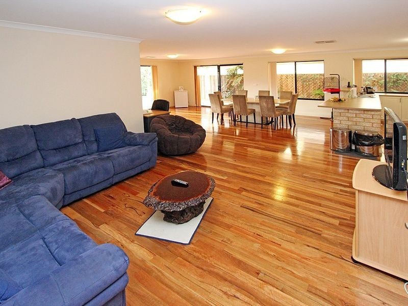 6 Malibu Point, Halls Head WA 6210