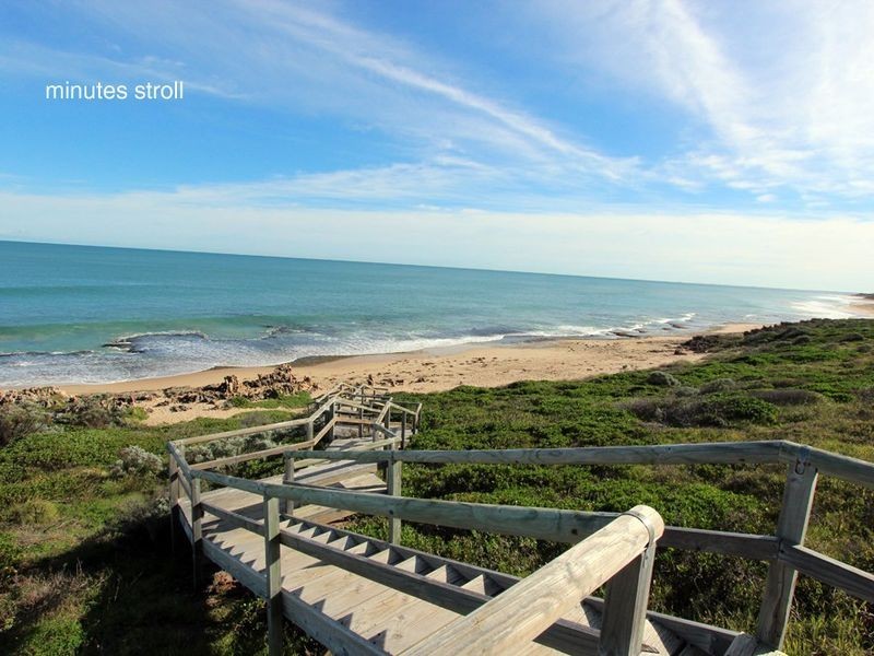 6 Malibu Point, Halls Head WA 6210