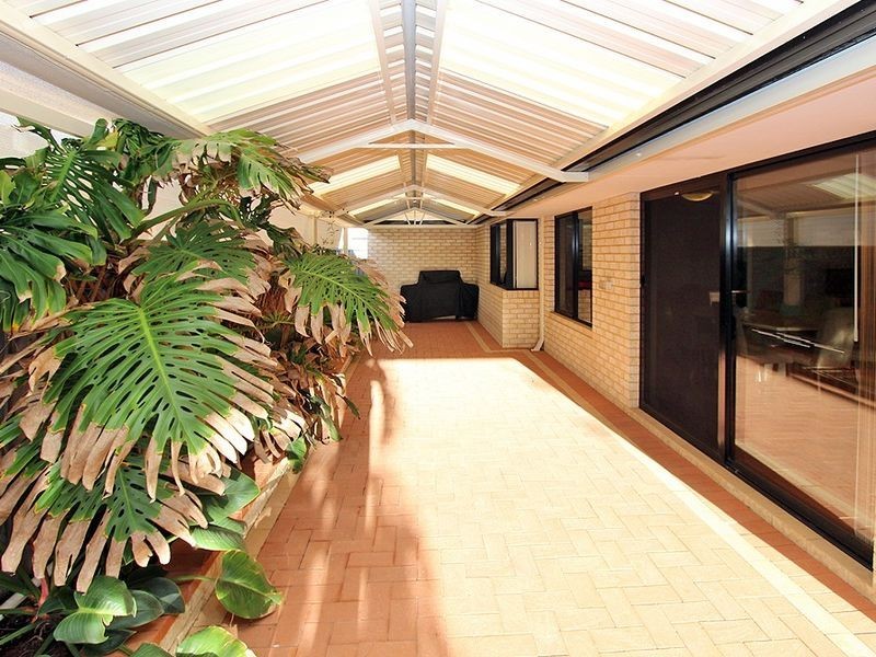 6 Malibu Point, Halls Head WA 6210