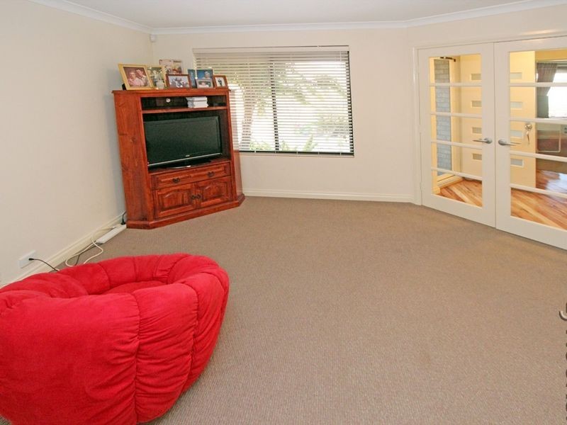 6 Malibu Point, Halls Head WA 6210