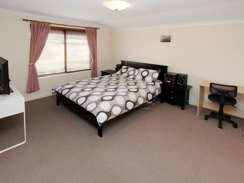 6 Malibu Point, Halls Head WA 6210