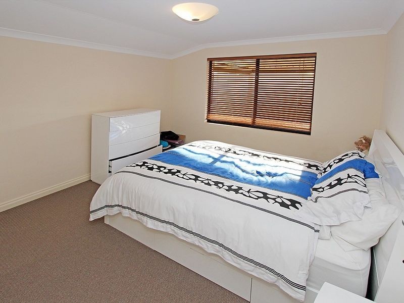 6 Malibu Point, Halls Head WA 6210