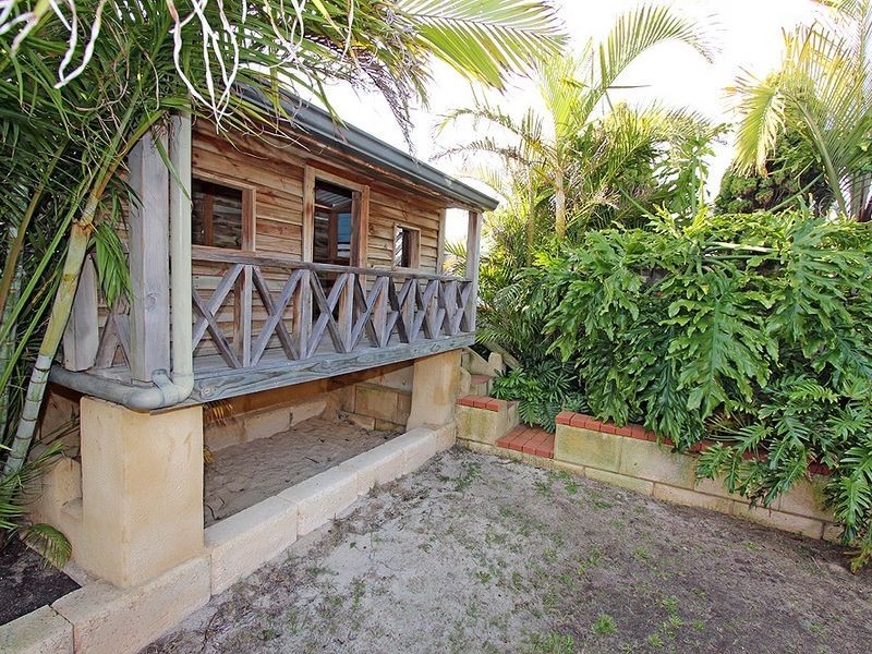 6 Malibu Point, Halls Head WA 6210