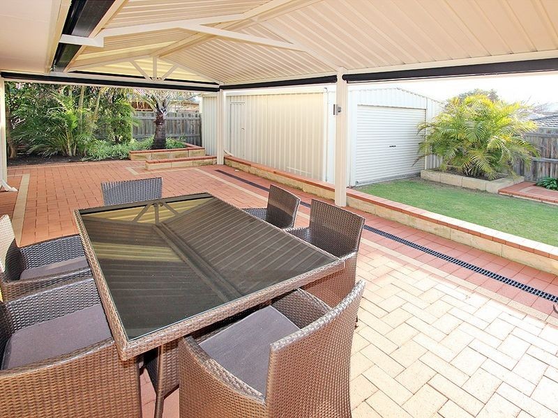 6 Malibu Point, Halls Head WA 6210