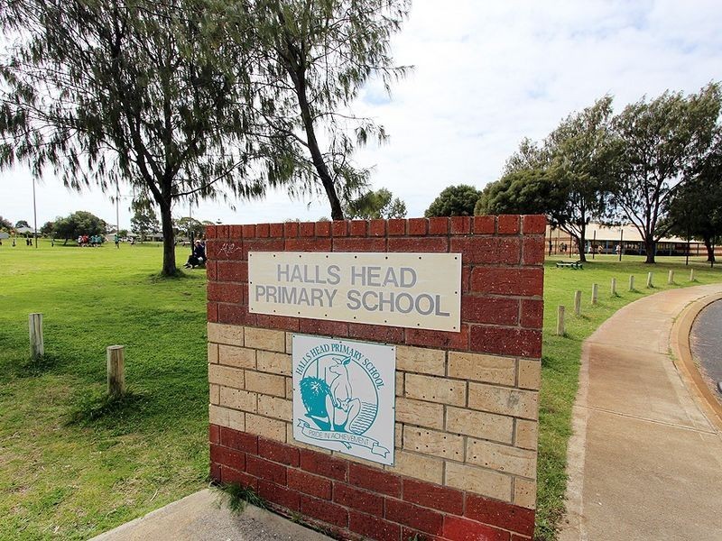 95A Peelwood Parade, Halls Head WA 6210