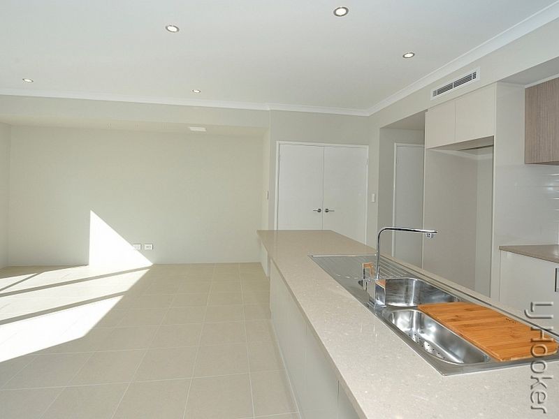 174 Boardwalk Boulevard, Halls Head WA 6210