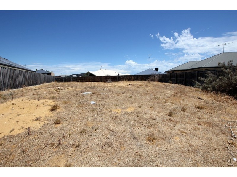 11 Binda Way, Halls Head WA 6210
