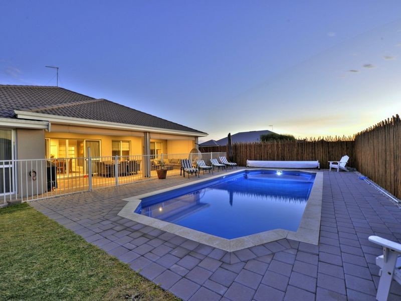 6 Splendens Turn, Halls Head WA 6210