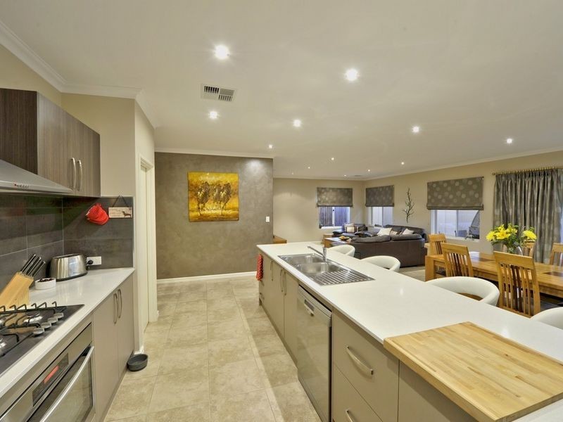 6 Splendens Turn, Halls Head WA 6210